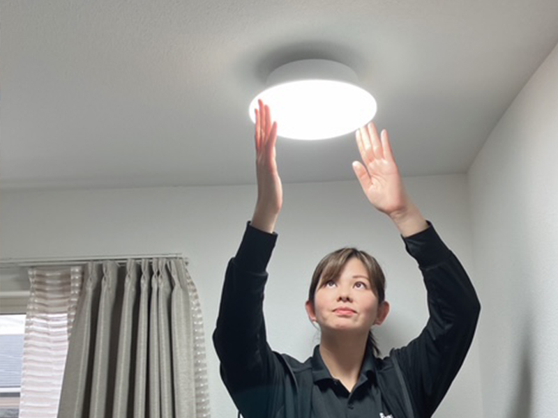 洗濯機の修理点検をするスタッフ
